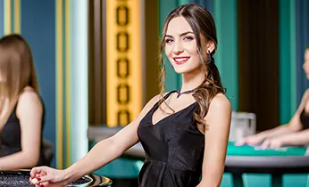 Sân quần vợt với hai vận động viên đang thi đấu